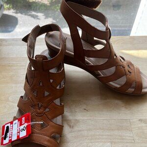 EARTH open weave sandal size 8 sand brown pisa Chatham wedge Never Worn